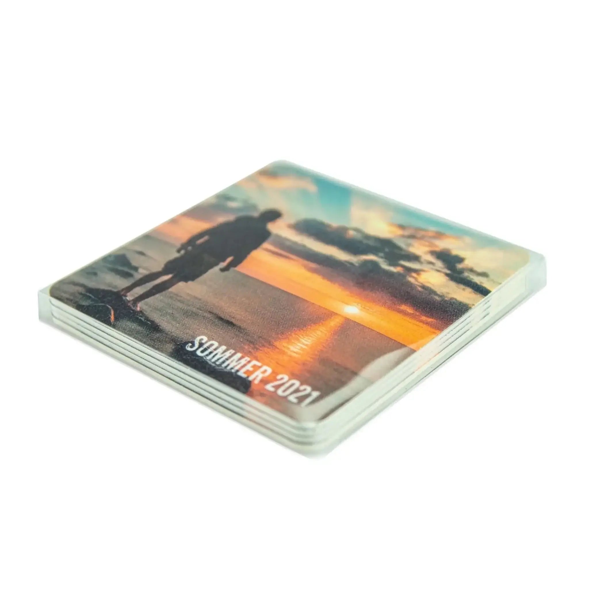 Großer viereckiger ki-cartoon-effekt coasters mit silhouette vor sonnenuntergang und weißem sommer 2021 schriftzug