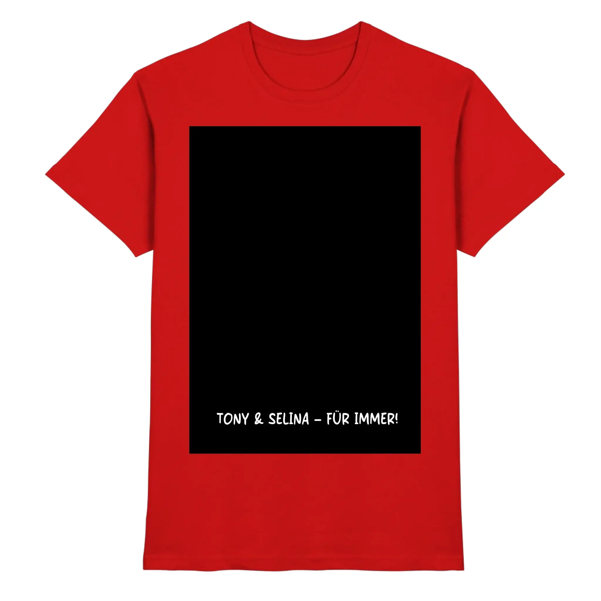 Rotes baumwoll-t-shirt mit schwarzem rechteckigem patch und weißem text tony & selina für immer aus der statement-collection