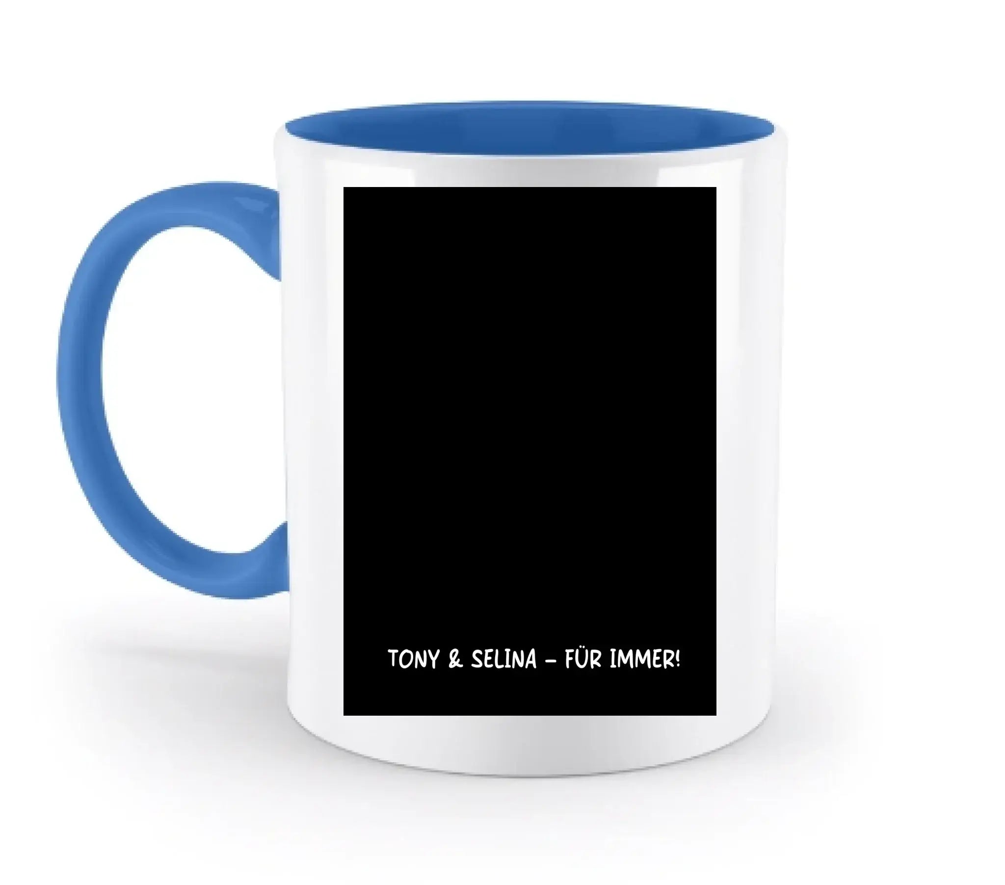 Weiße keramiktasse mit blauem griff und innenraum, schwarzem rechteck und text tony & selina für immer