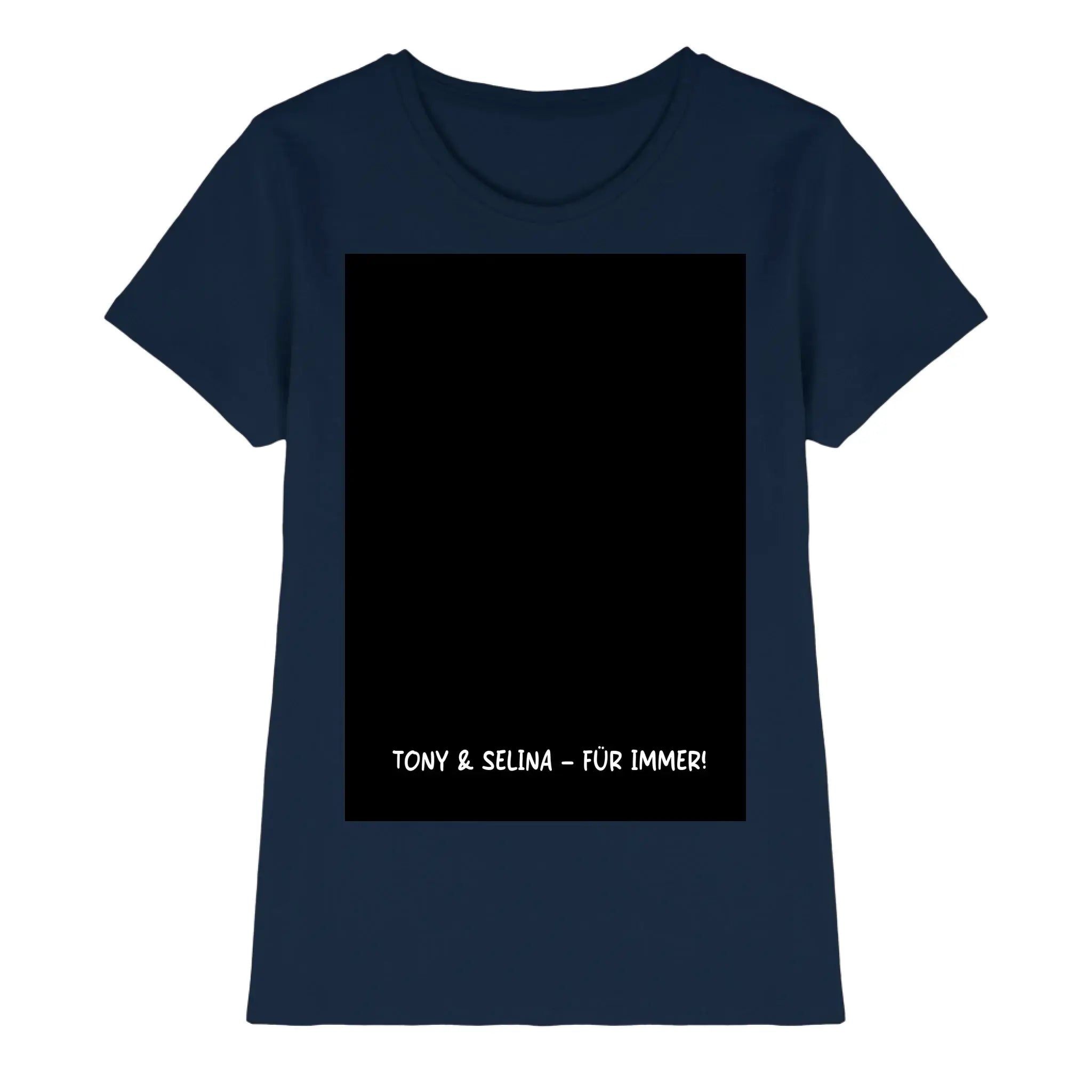 Navyblaues damen t shirt mit schwarzem rechteckigem grafikfeld und weißem text aus der statement collection