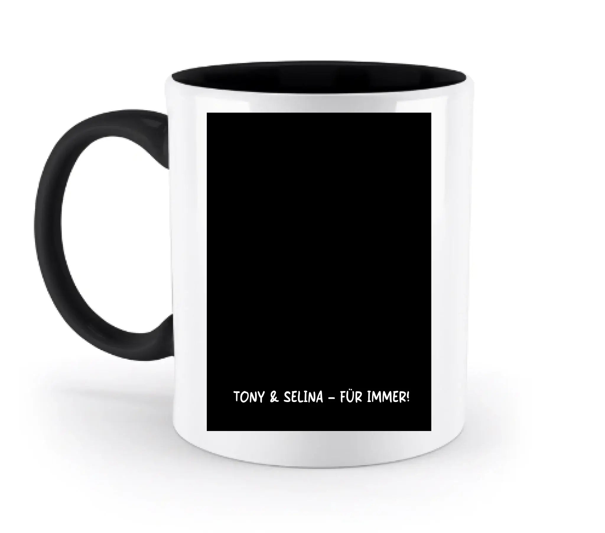 Weiße keramikmug mit schwarzem griff und innenraum, schwarzes rechteck mit tony und selina für immer text, statement-collection