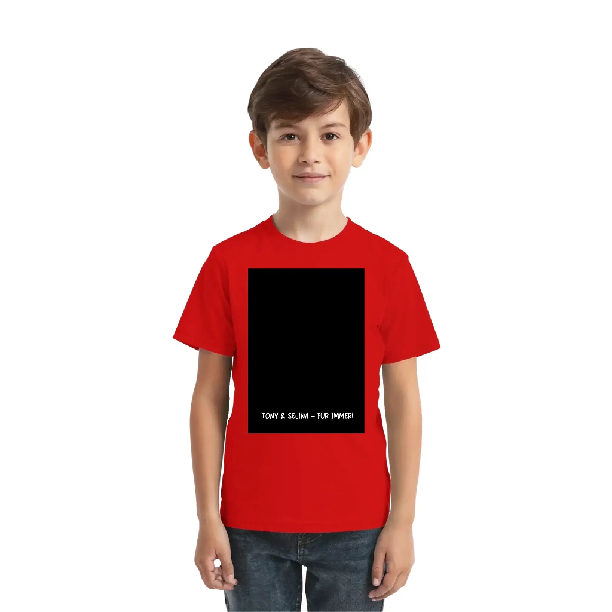 Rotes kurzarmshirt mit schwarzem rechteckigem grafikprint und weißem text tony & selina für immer aus der statement-collection