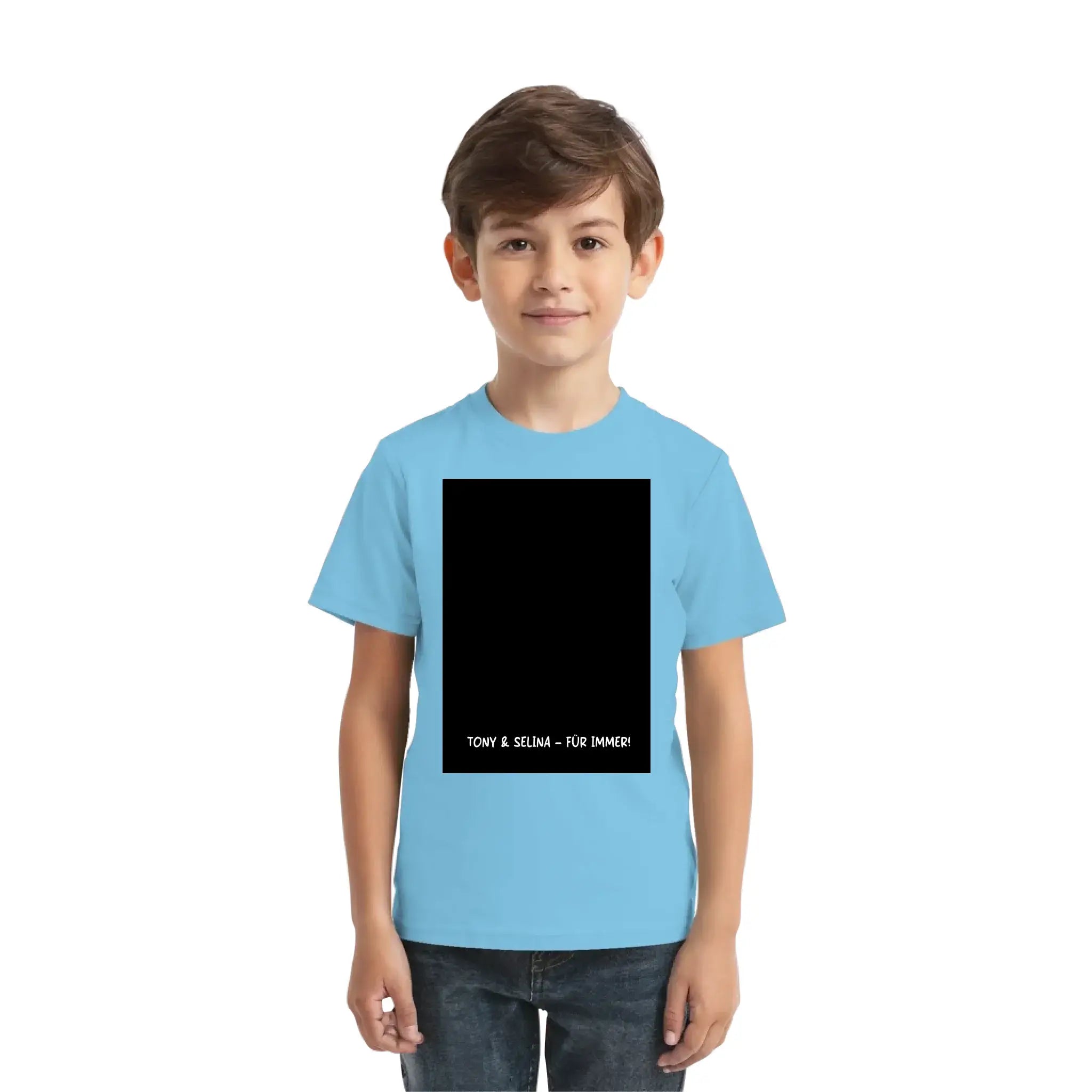 Hellblaues kurzarmshirt mit schwarzem rechteckigem grafikdruck und weißem text aus der statement-collection