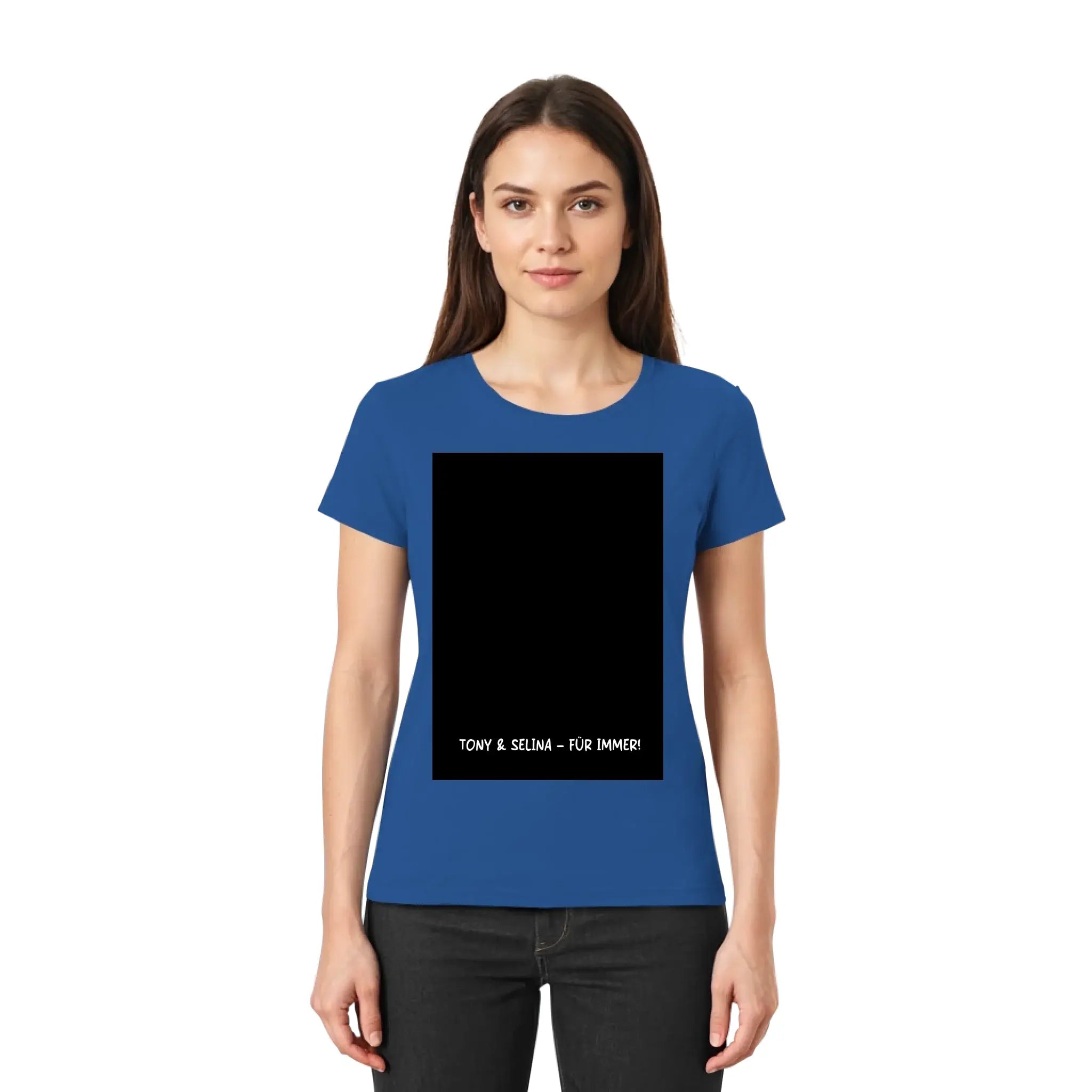 Blaues kurzarmshirt mit schwarzem rechteckigem grafikfeld und weißem text aus der ki-cartoon-effekt statement-collection