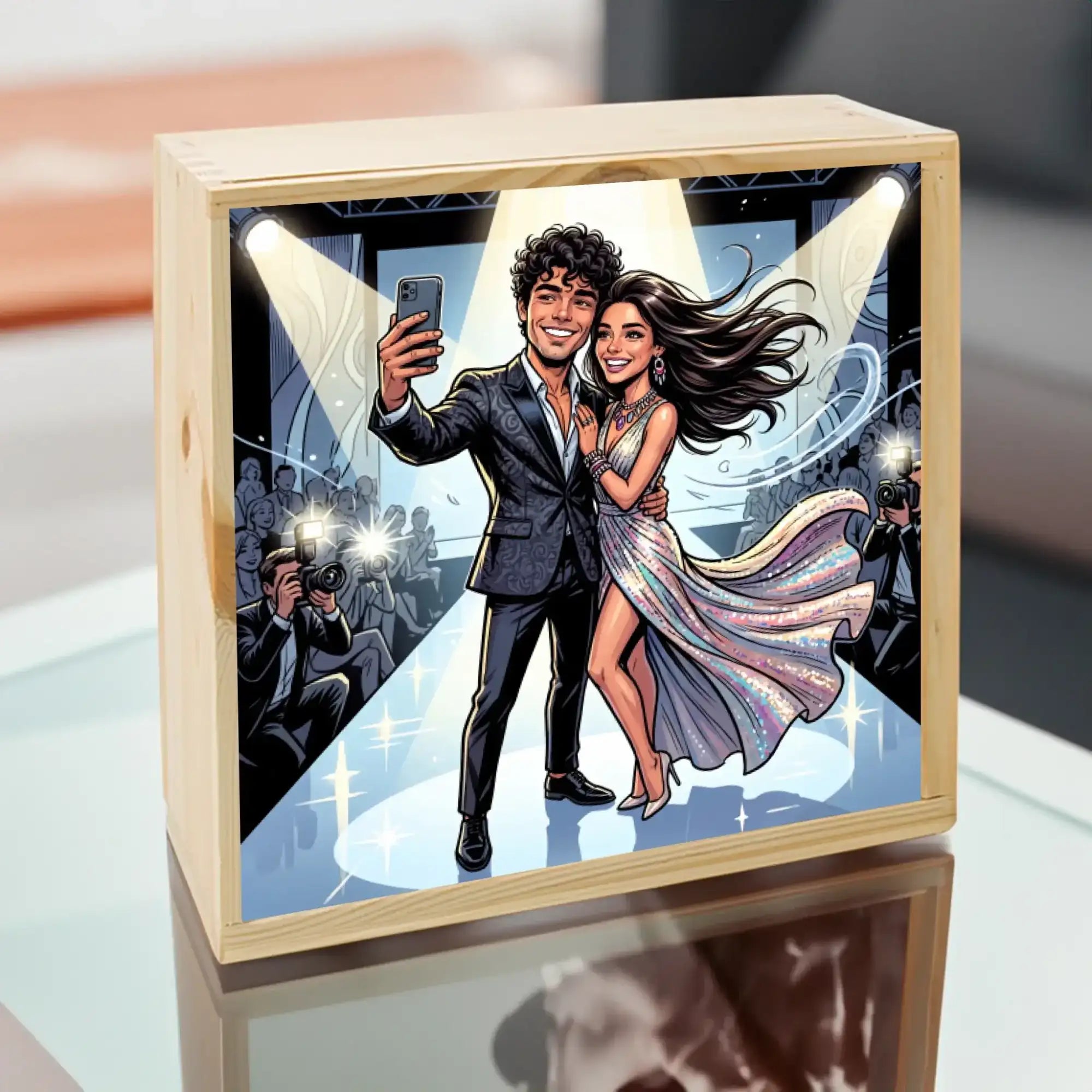 Leichter holzrahmen mit karikatur eines paares beim selfie auf der bühne auf ki-lightbox 25x25 cm