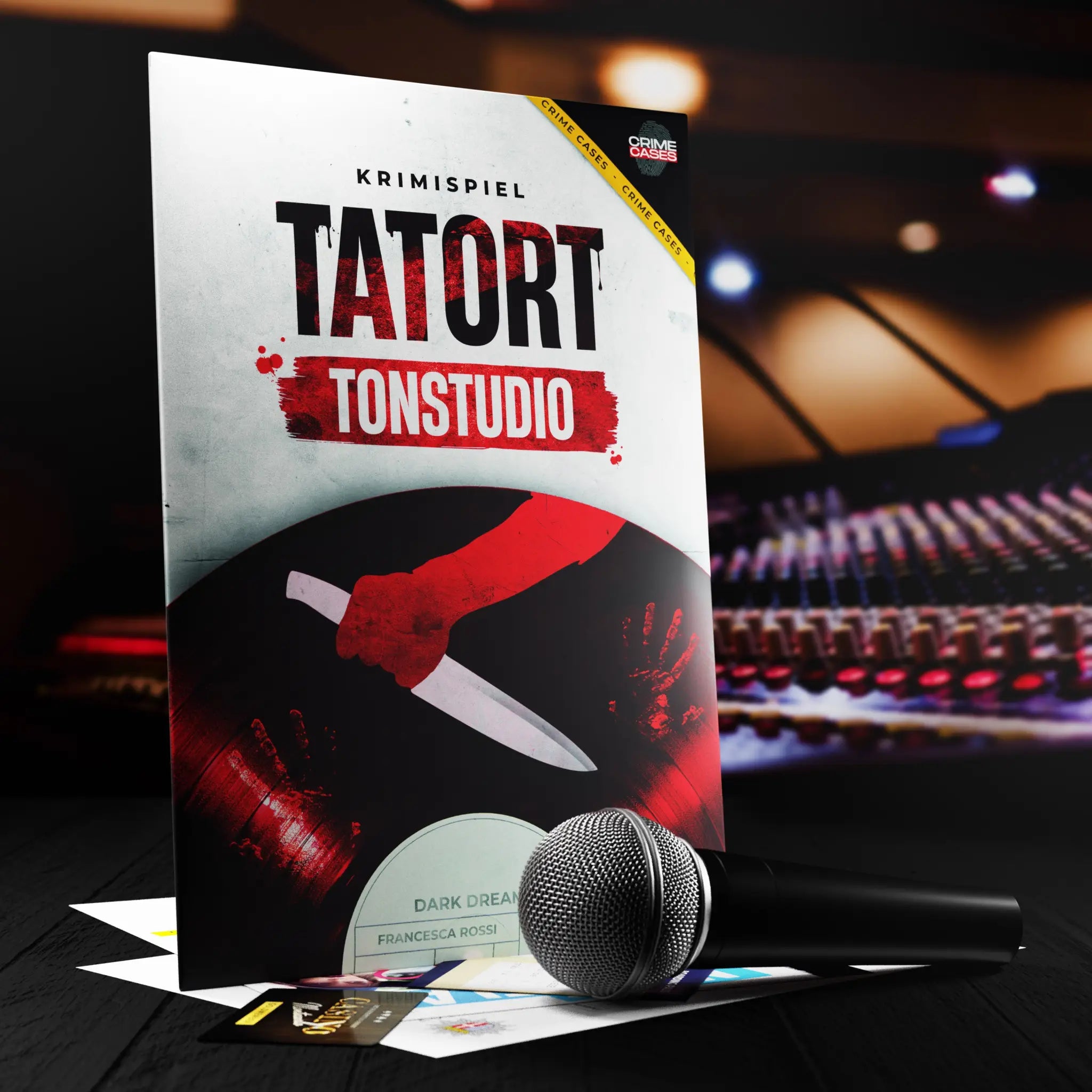 Krimispiel tatort tonstudio schwarzer und roter spielkarton mit grafik einer hand die ein messer hält und silbernem mikrofon