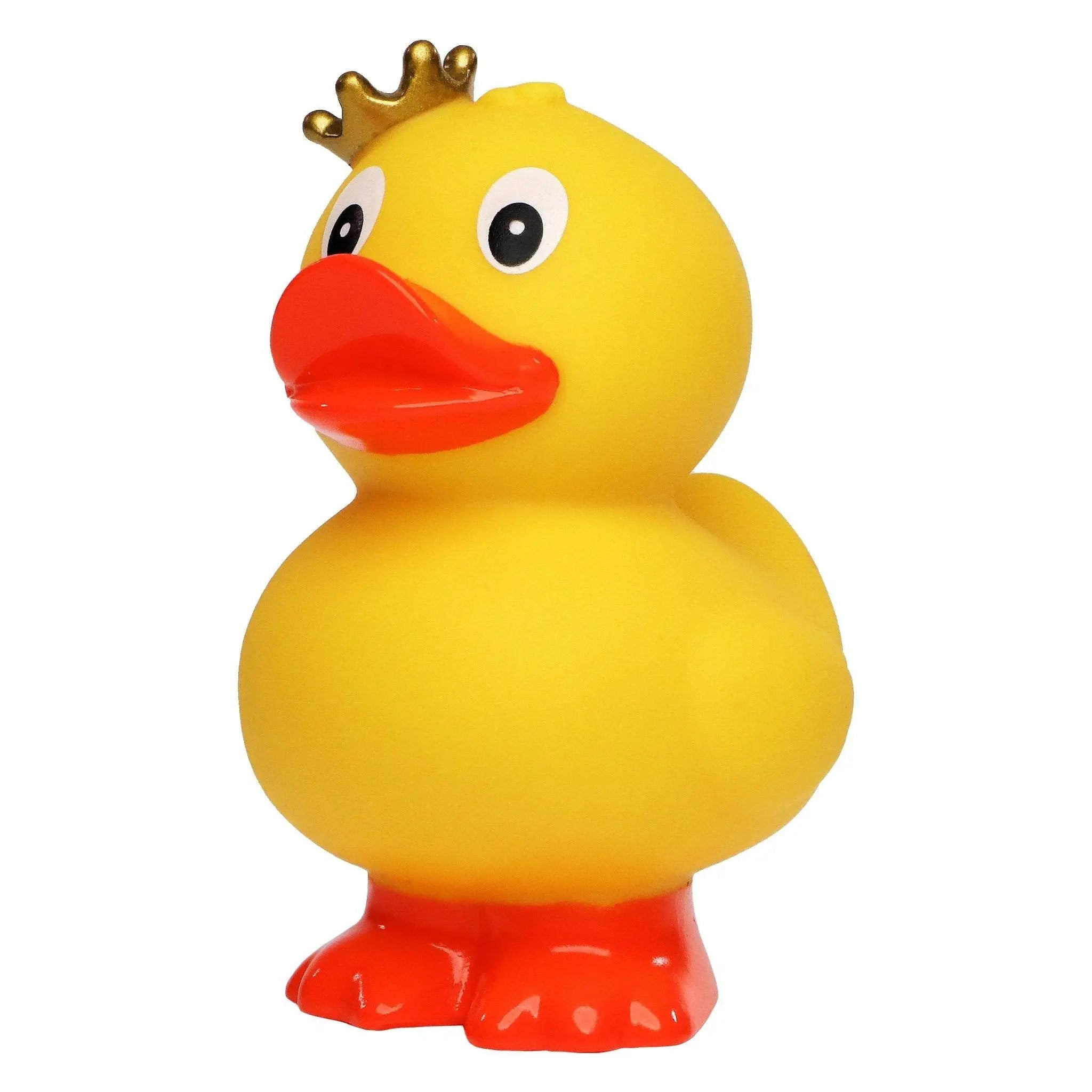 Eine gelbe quietsche-ente mit goldener krone und rotem schnabel und füßen, stehend mit schwimmring
