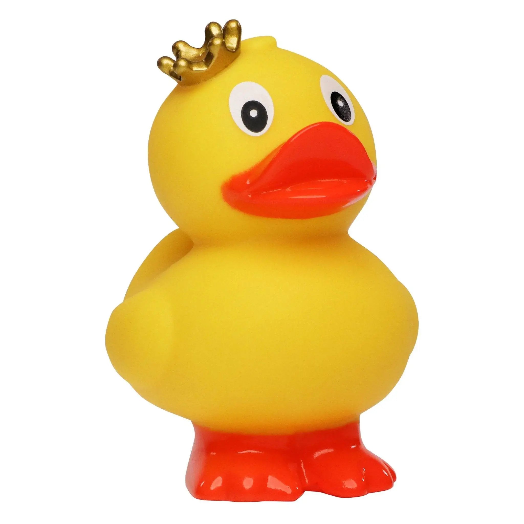 Eine gelbe quietsche-ente mit goldkrone roten schnabel und füßen stehend mit schwimmring fürs bad