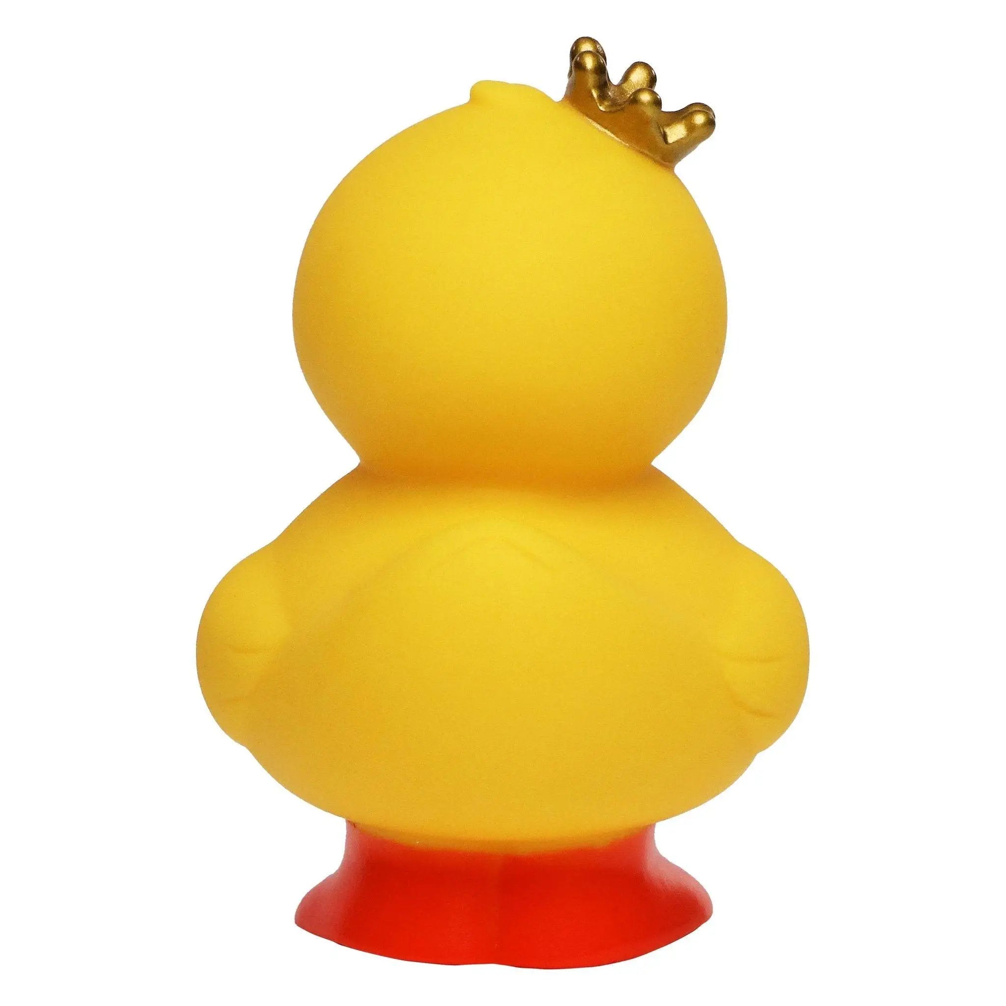 Gelbe badeente mit goldener krone und roten füßen stehend mit schwimmring und quietschfunktion