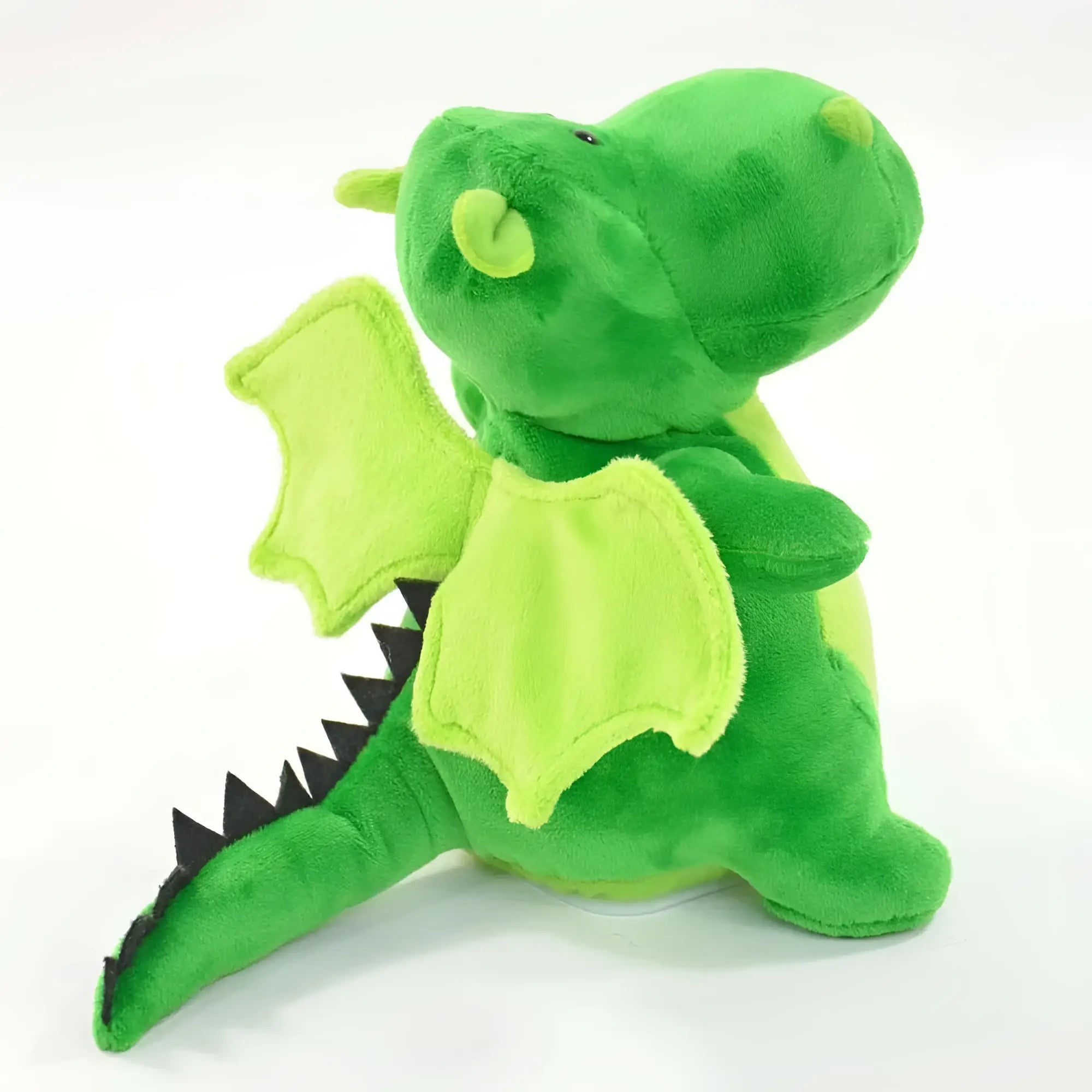Ein kuscheliger grüner laber-drache rupert mit hellgrünen flügeln und schwarzen dreieckigen stacheln am schwanz