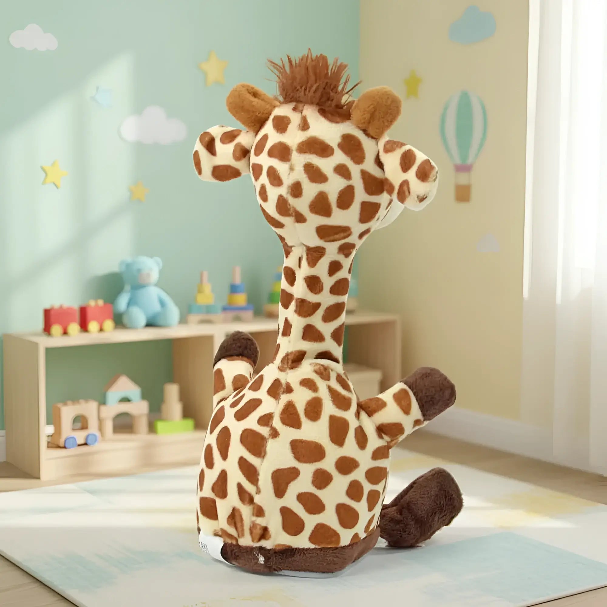 Ein cremefarbener laber-giraffe fleckchen plüsch mit braunen punkten, weichen ohren und drehfunktion