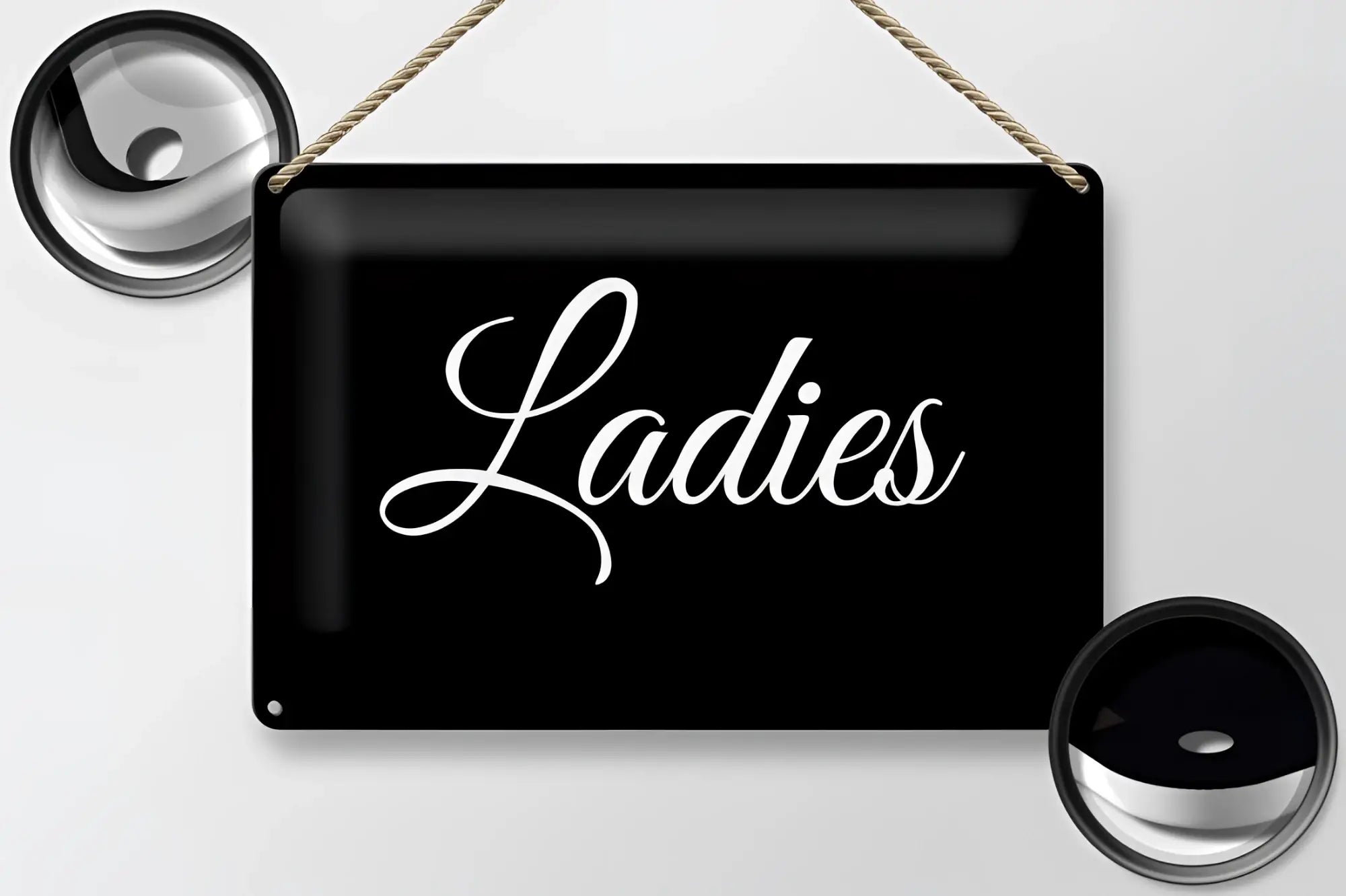 Schwarzes blechschild 20x30cm mit weißer ladies schrift in kursiv, hängend an einer seilschnur