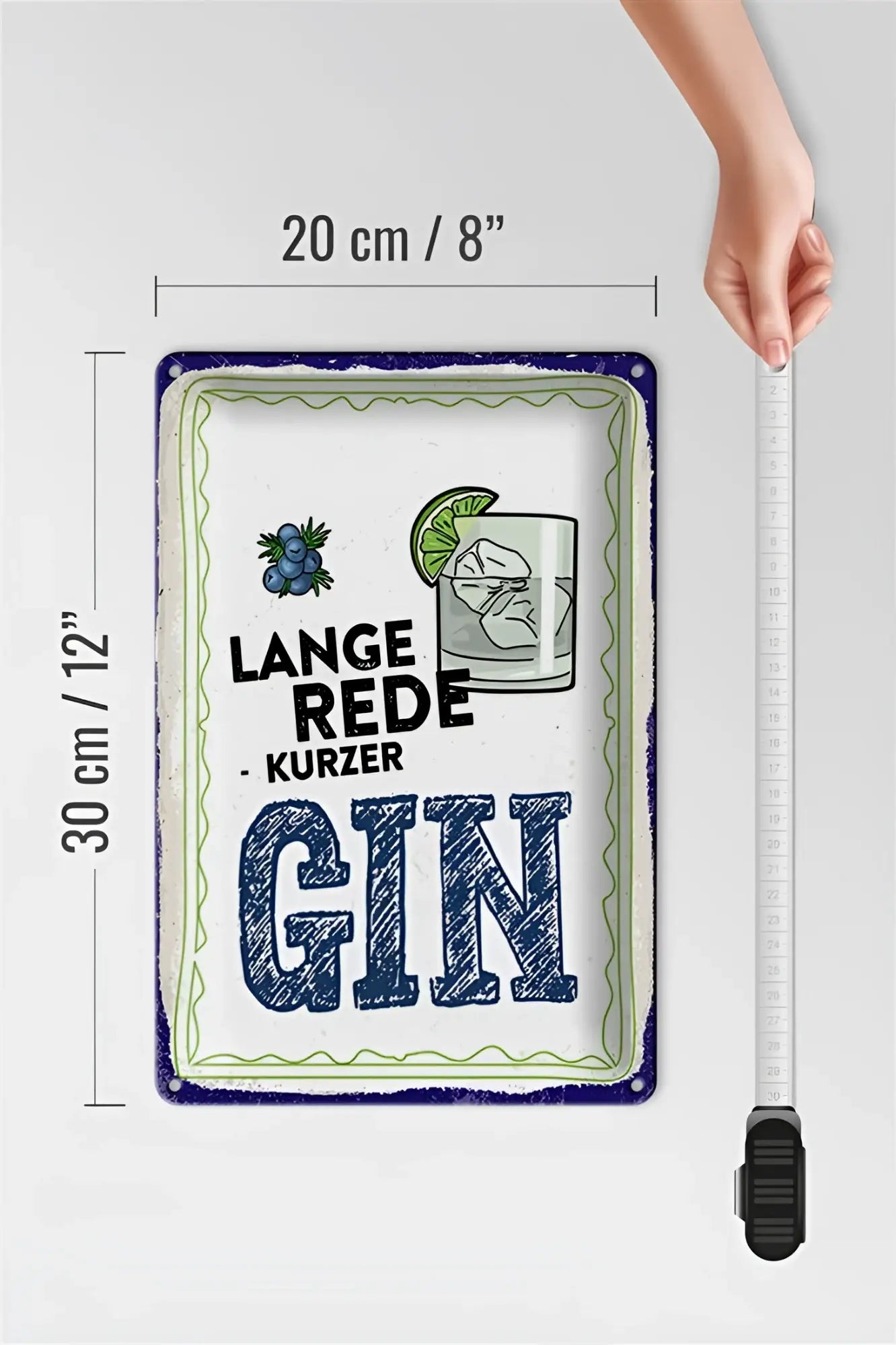 Weißes rechteckiges blechschild 20x30cm mit navyblauem rahmen und handgezeichnetem gin glas und text lange rede kurzer gin