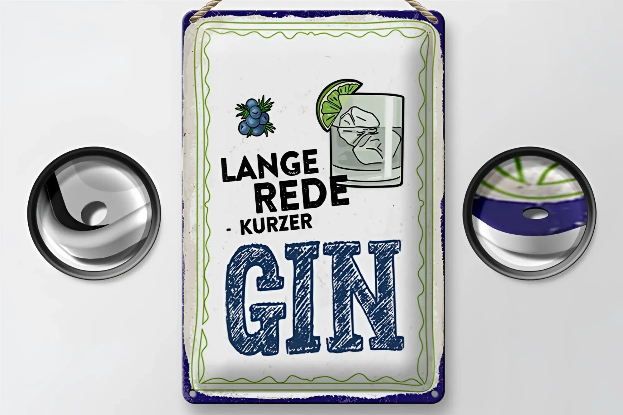 Weißes rechteckiges blechschild 20x30cm mit blauer bordüre und grünem dekor langer rede kurzer gin schwarz