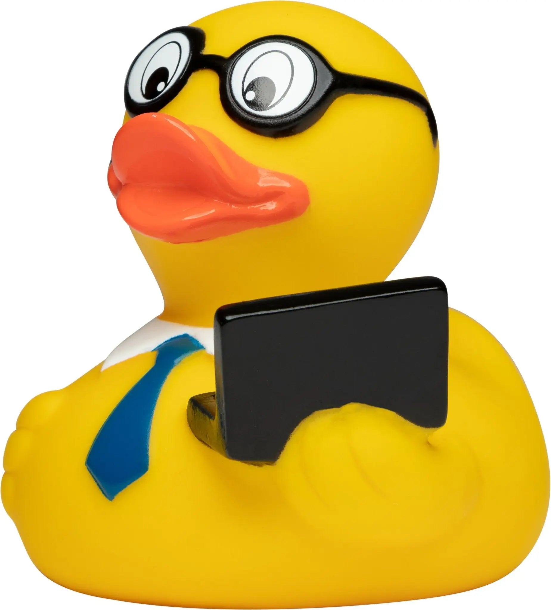 Gelbe quietsche-ente mit schwarzen brillen und blauer krawatte hält schwarzen laptop als office spielzeug