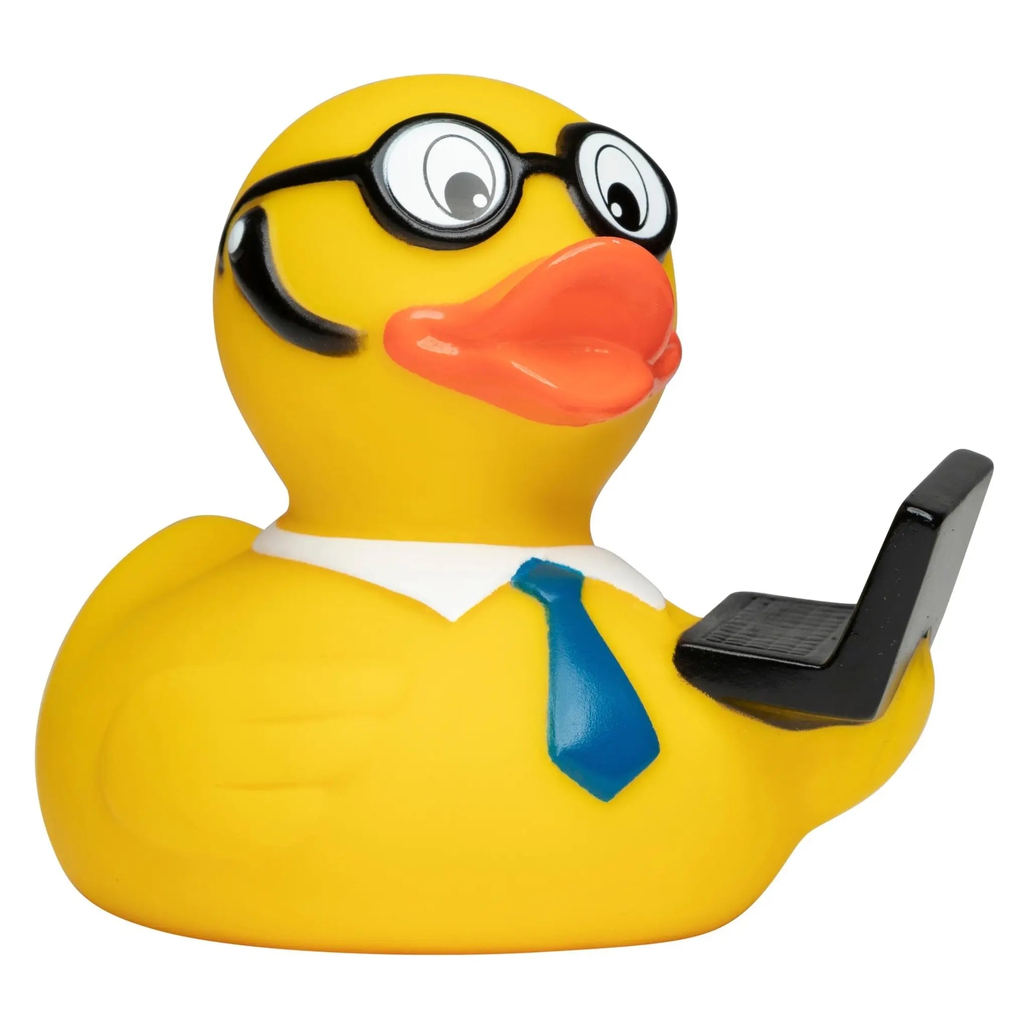 Yellow rubber badeente mit schwarzen brillengläsern, weißem kragen, blauer krawatte und kleinem laptop