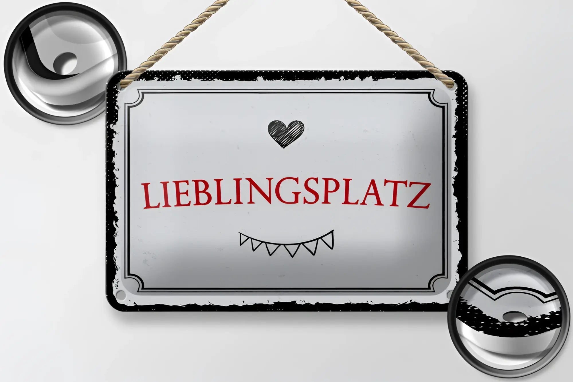Silver rechteckiges blechschild 20x30cm mit rotem lieblingsplatz schriftzug, herz und dreieckszähnen auf schwarzem rand