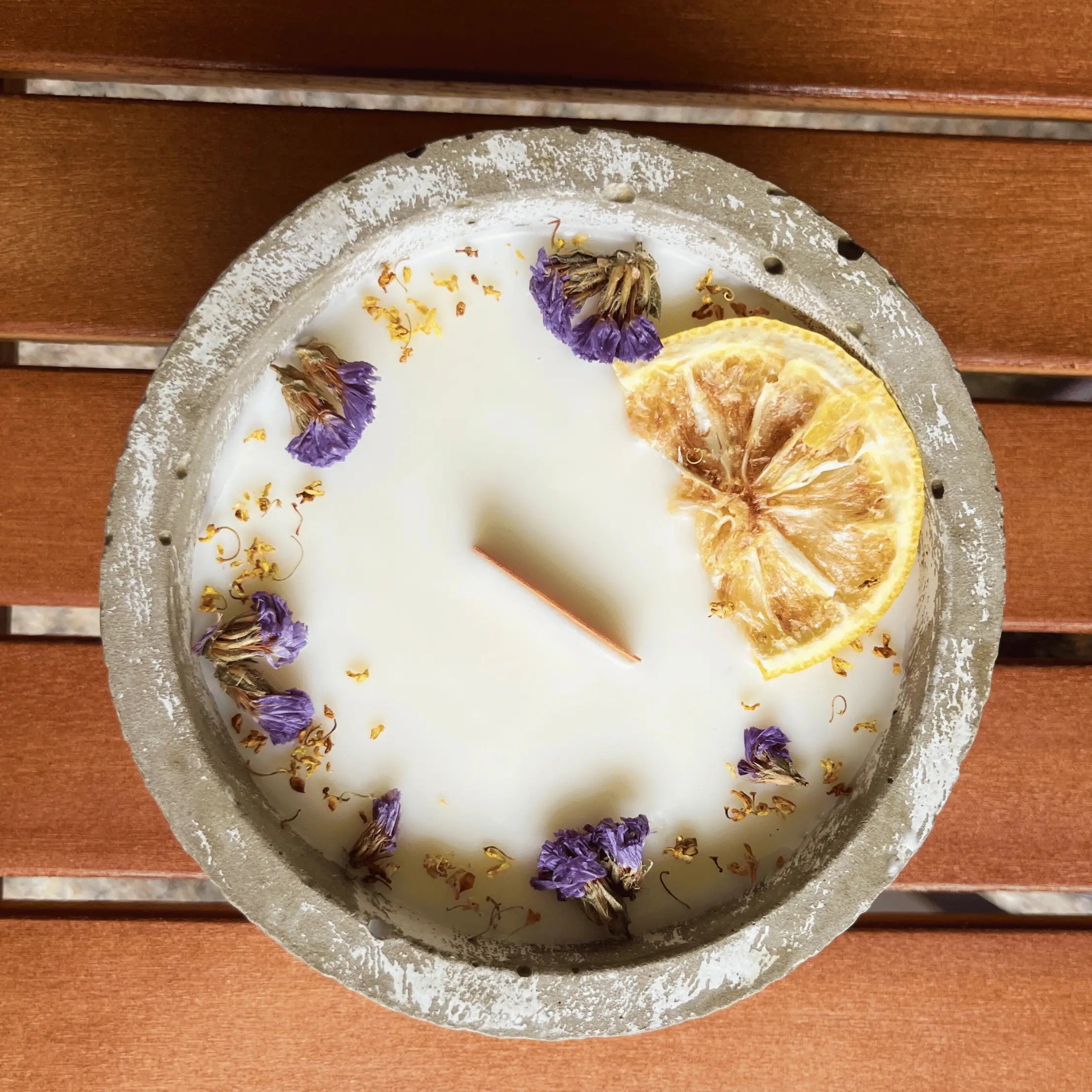 Limitierte Einzelstücke: Outdoor Citronella-Betonkerze „Mugge Schreck“ – Handgemachter Insektenschutz