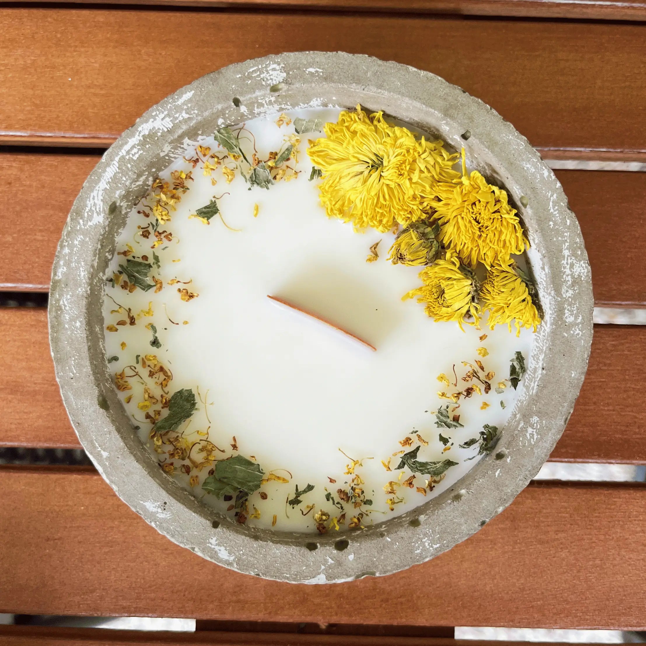 Limitierte Einzelstücke: Outdoor Citronella-Betonkerze „Mugge Schreck“ – Handgemachter Insektenschutz