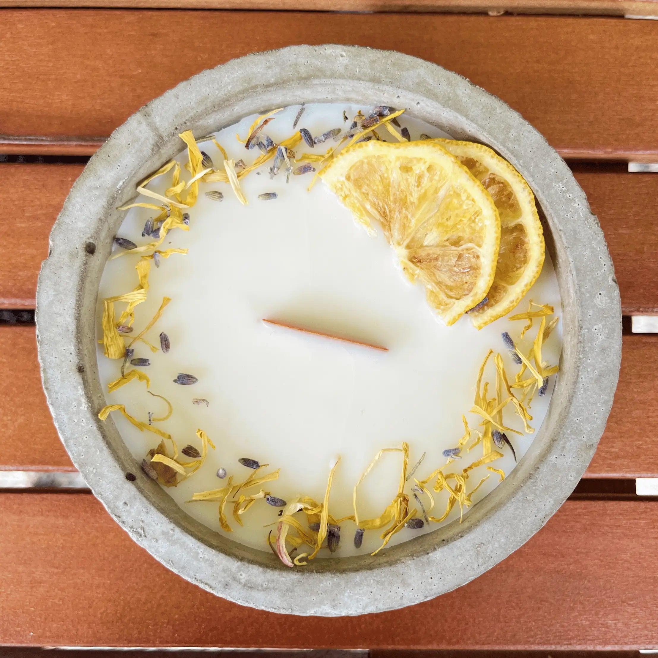 Limitierte Einzelstücke: Outdoor Citronella-Betonkerze „Mugge Schreck“ – Handgemachter Insektenschutz