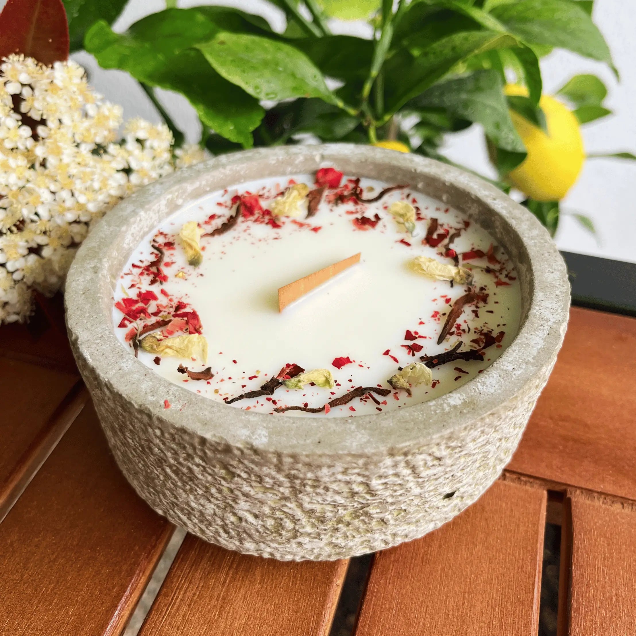 Limitierte Einzelstücke: Outdoor Citronella-Betonkerze „Mugge Schreck“ – Handgemachter Insektenschutz