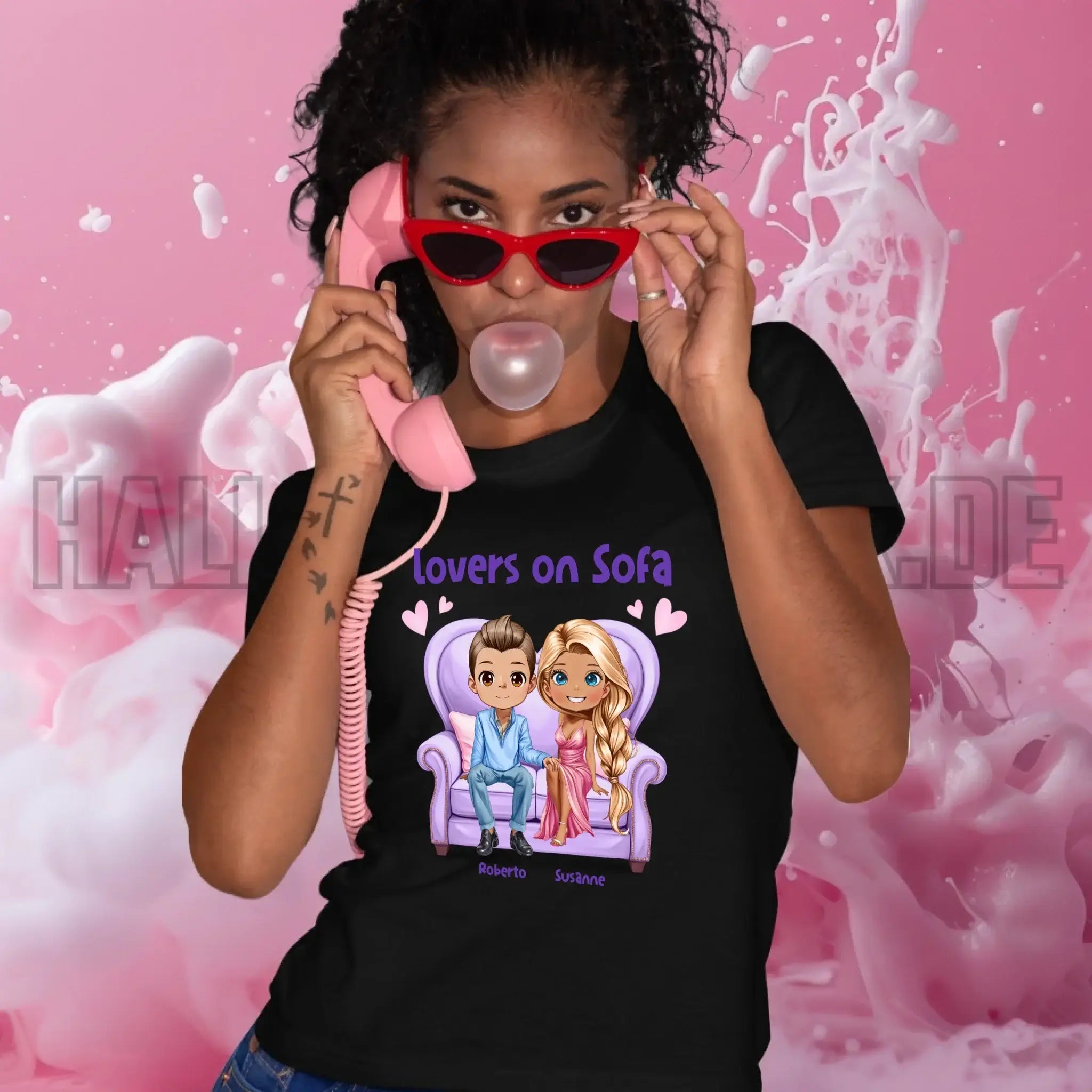 LOVERS ON SOFA diverse Paare • mit Wunschtext • Damen T-Shirt • Bio • personalisiert