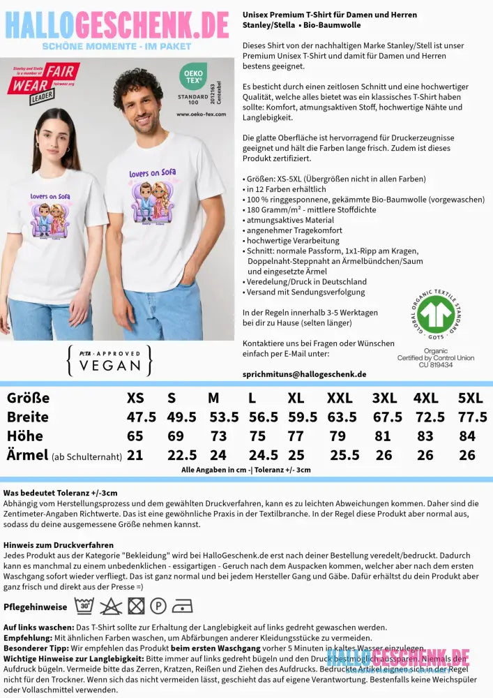 LOVERS ON SOFA (diverse Paare) • mit Wunschtext • Unisex T-Shirt für Damen & Herren • Bio • personalisiert - Customizer