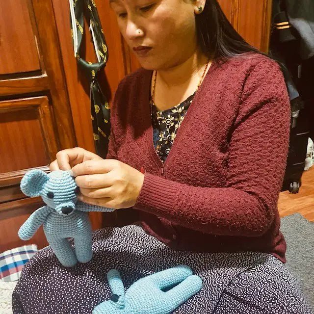 Luna-Leena-Bär Sam Kuschelbabyblau – Bio-Baumwolle – handgehäkelt in Nepal