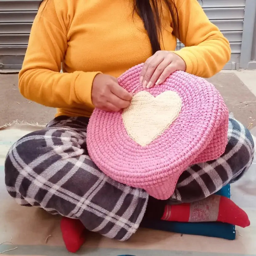 Luna-Leena Hocker mit Bezug Herz rosa – Baumwolle & Holz – handgehäkelt in Nepal