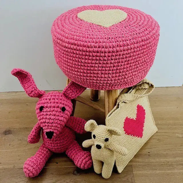 Luna-Leena Hocker mit Bezug Herz rosa – Baumwolle & Holz – handgehäkelt in Nepal