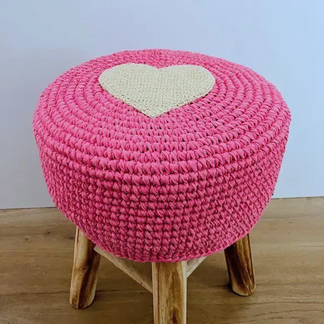 Luna-Leena Hocker mit Bezug Herz rosa – Baumwolle & Holz – handgehäkelt in Nepal