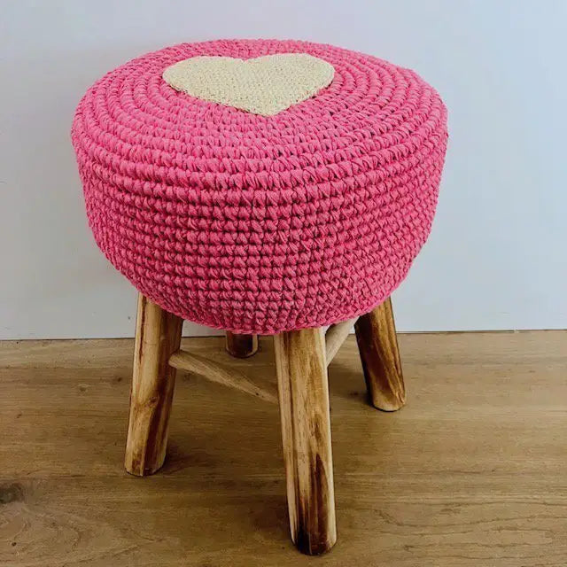 Luna-Leena Hocker mit Bezug Herz rosa – Baumwolle & Holz – handgehäkelt in Nepal