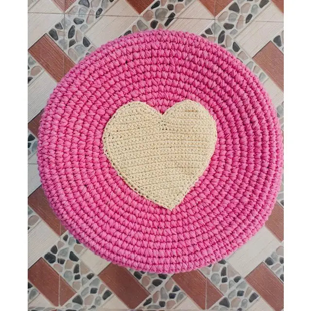 Luna-Leena Hocker mit Bezug Herz rosa – Baumwolle & Holz – handgehäkelt in Nepal