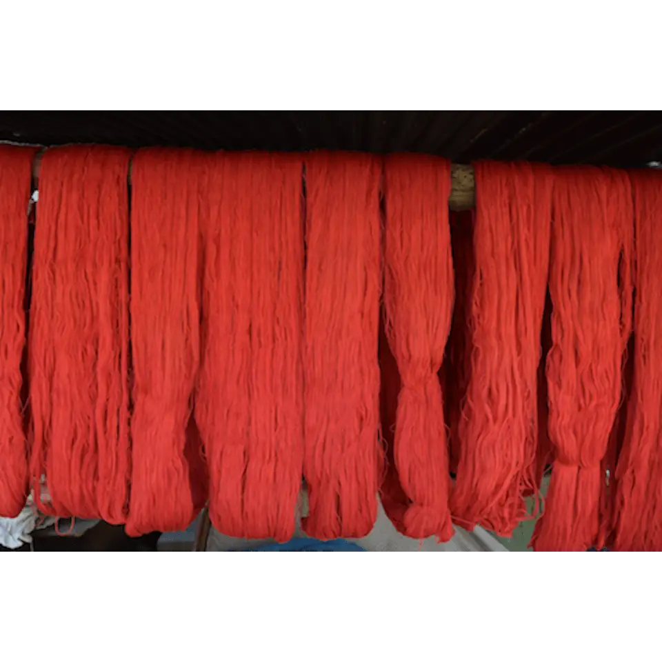 Luna-Leena-Hocker mit Pilzbezug in Rot – Baumwolle und Holz – handgehäkelt in Nepal