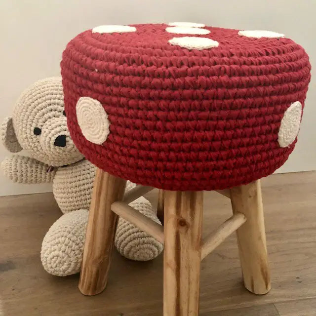 Luna-Leena-Hocker mit Pilzbezug in Rot – Baumwolle und Holz – handgehäkelt in Nepal