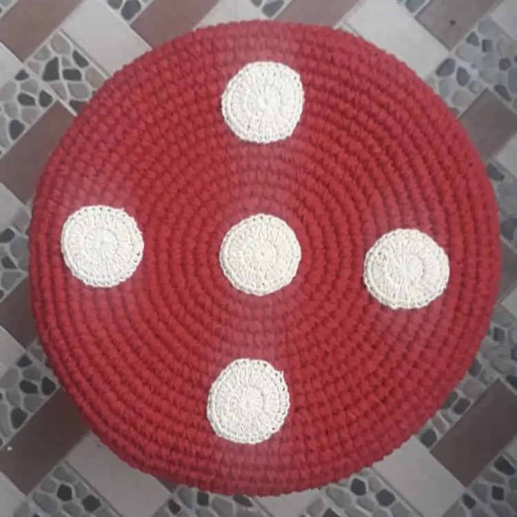 Luna-Leena-Hocker mit Pilzbezug in Rot – Baumwolle und Holz – handgehäkelt in Nepal