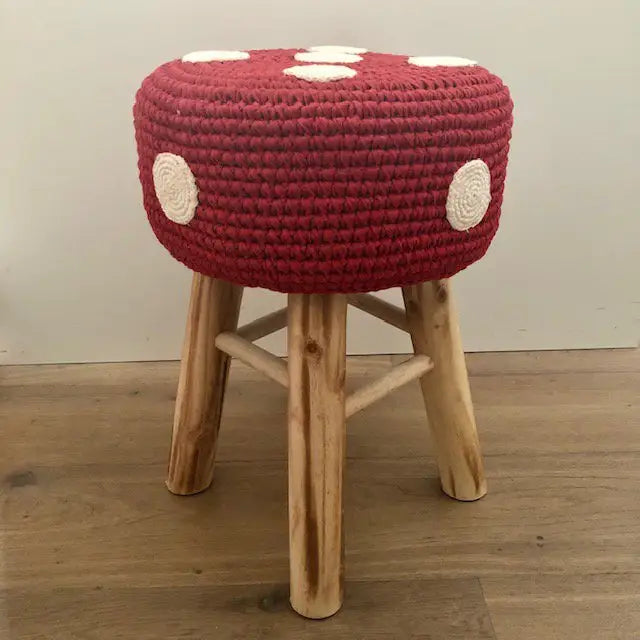 Luna-Leena-Hocker mit Pilzbezug in Rot – Baumwolle und Holz – handgehäkelt in Nepal