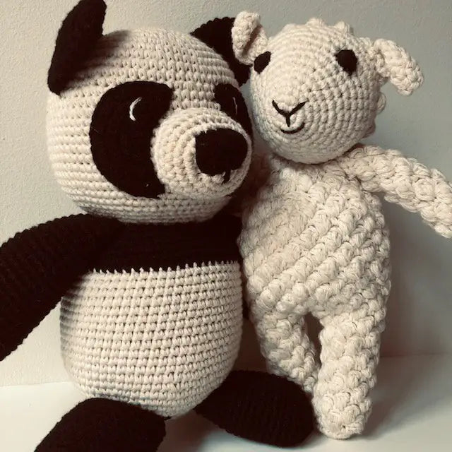 Luna-Leena Lamm Dolly Cuddle Off White – Bio-Baumwolle – handgehäkelt in Nepal