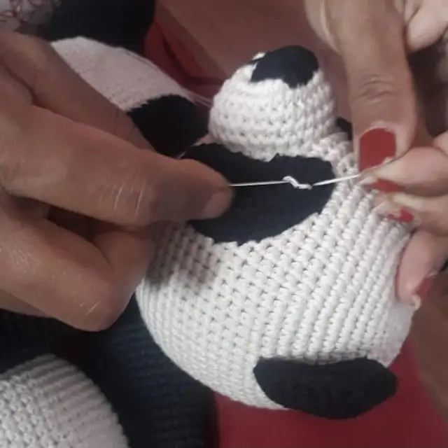 Luna-Leena Pandabär Kuscheltier schwarz-weiß – Bio-Baumwolle – handgehäkelt in Nepal