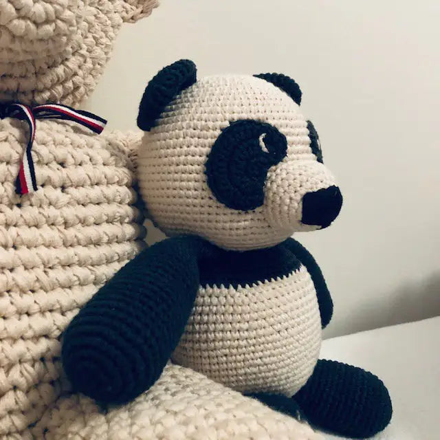 Luna-Leena Pandabär Kuscheltier schwarz-weiß – Bio-Baumwolle – handgehäkelt in Nepal