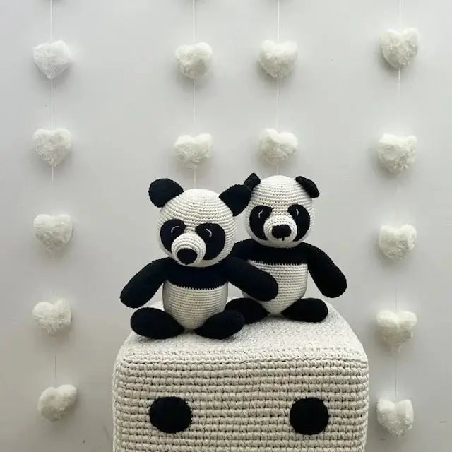 Luna-Leena Pouffe-Würfel für Kinder – cremefarbene und schwarze Punkte – Baumwolle – handgehäkelt in Nepal