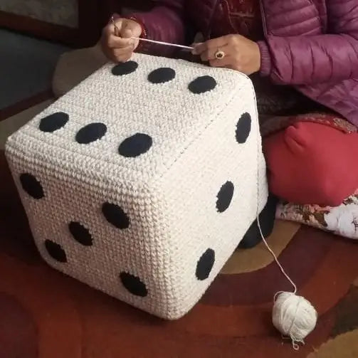 Luna-Leena Pouffe-Würfel für Kinder – cremefarbene und schwarze Punkte – Baumwolle – handgehäkelt in Nepal