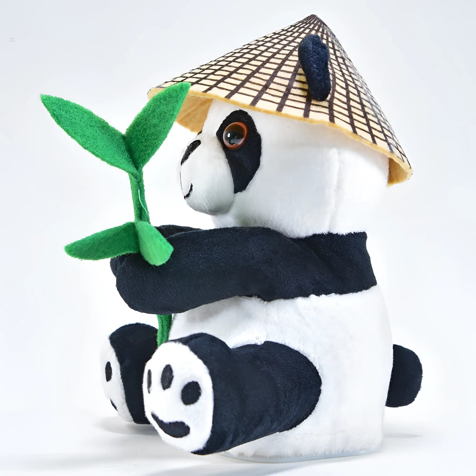 Ein kuscheliger lustiger laber-panda bao bao mit hut und grünem bambus aus filz als sprechendes stofftier