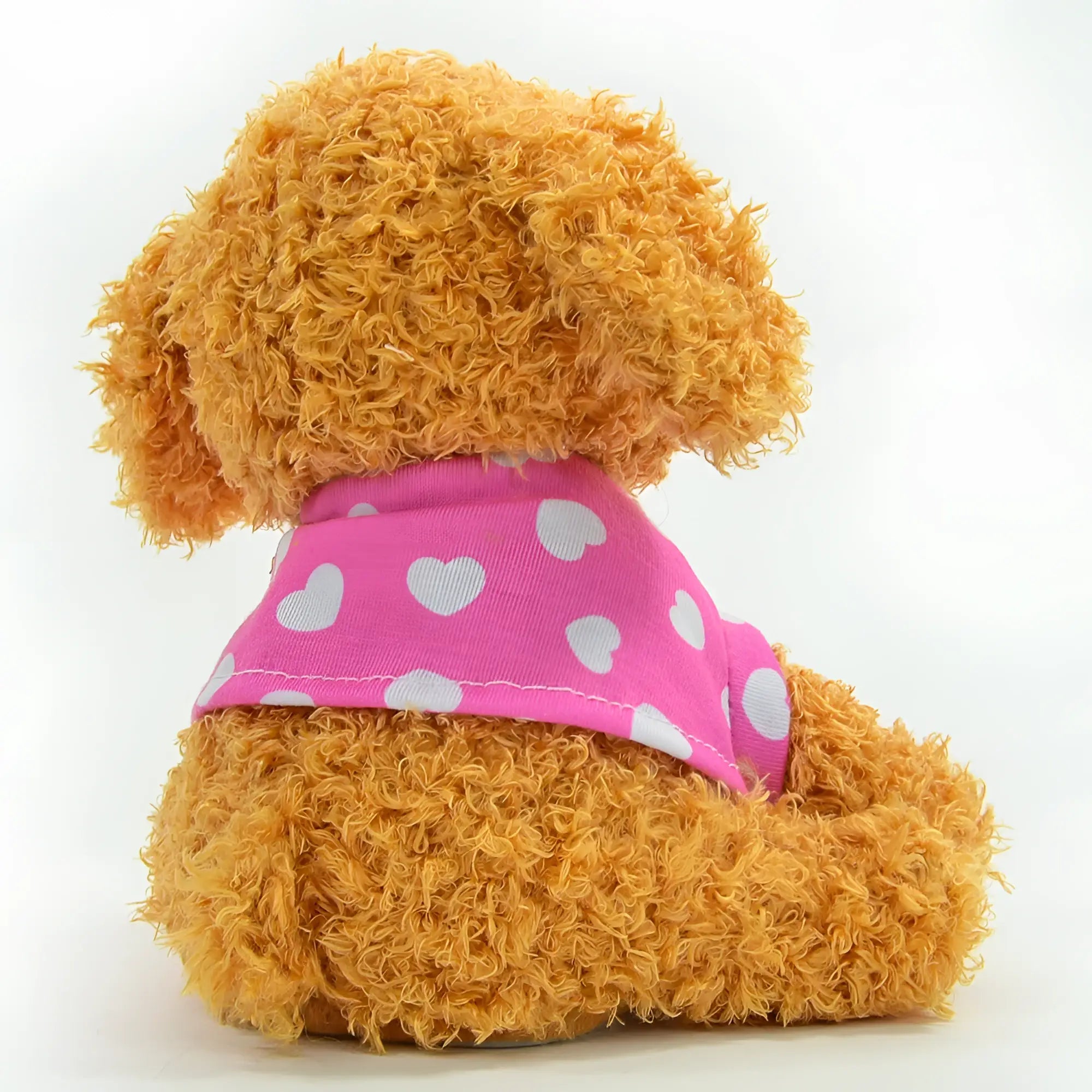 Ein flauschiger oranger labrador-plüschhund lustiger laber-zwergpudel sissi mit rosa gepunkteter herzweste