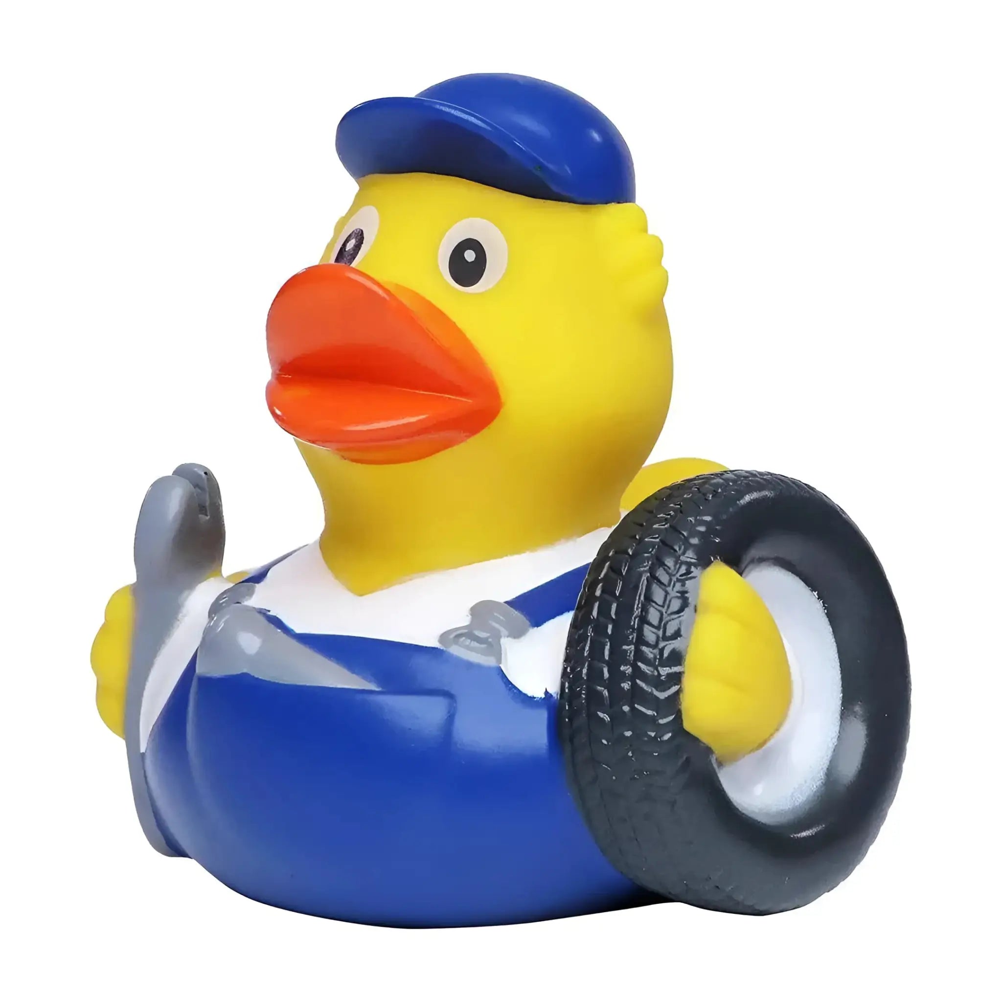 Gelbe mechaniker quietsche-ente mit blauer mütze und overalls hält schwarzen reifen fürs badevergnügen