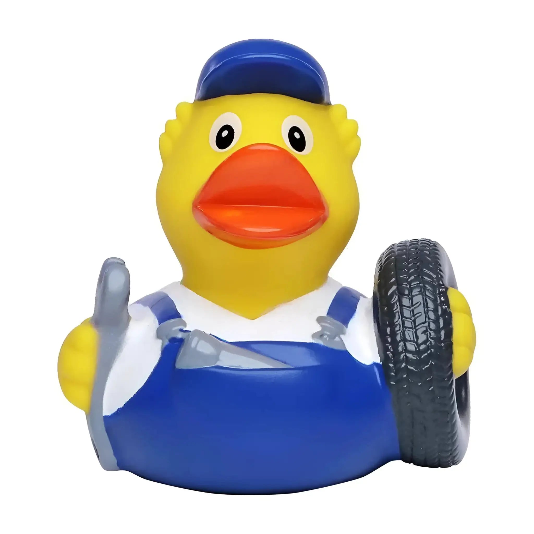 Gelbe mechaniker quietsche-ente mit blauen overalls und mütze hält reifen und zeigt daumen hoch