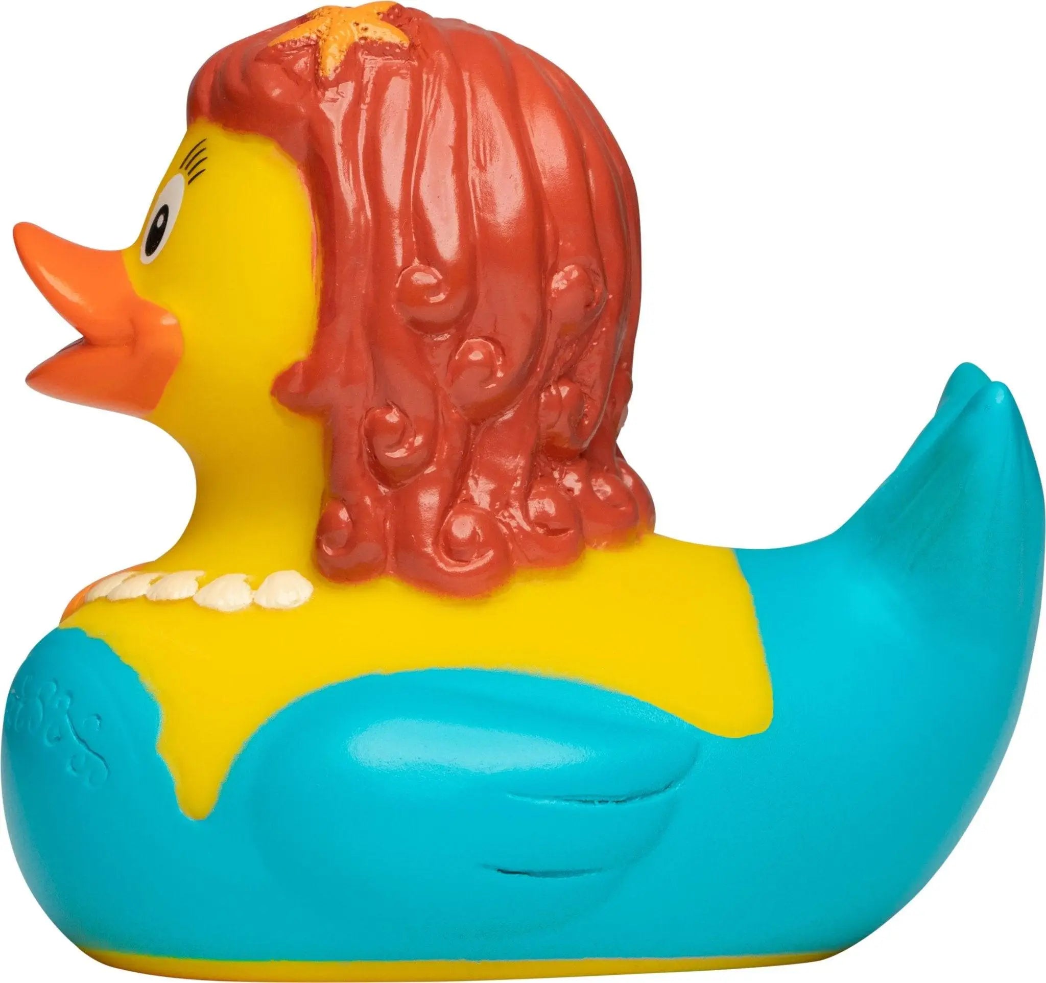 Ein gelber meerjungfrau badeente mit roten locken, einem seestern und türkisfarbigem schwanz aus gummi