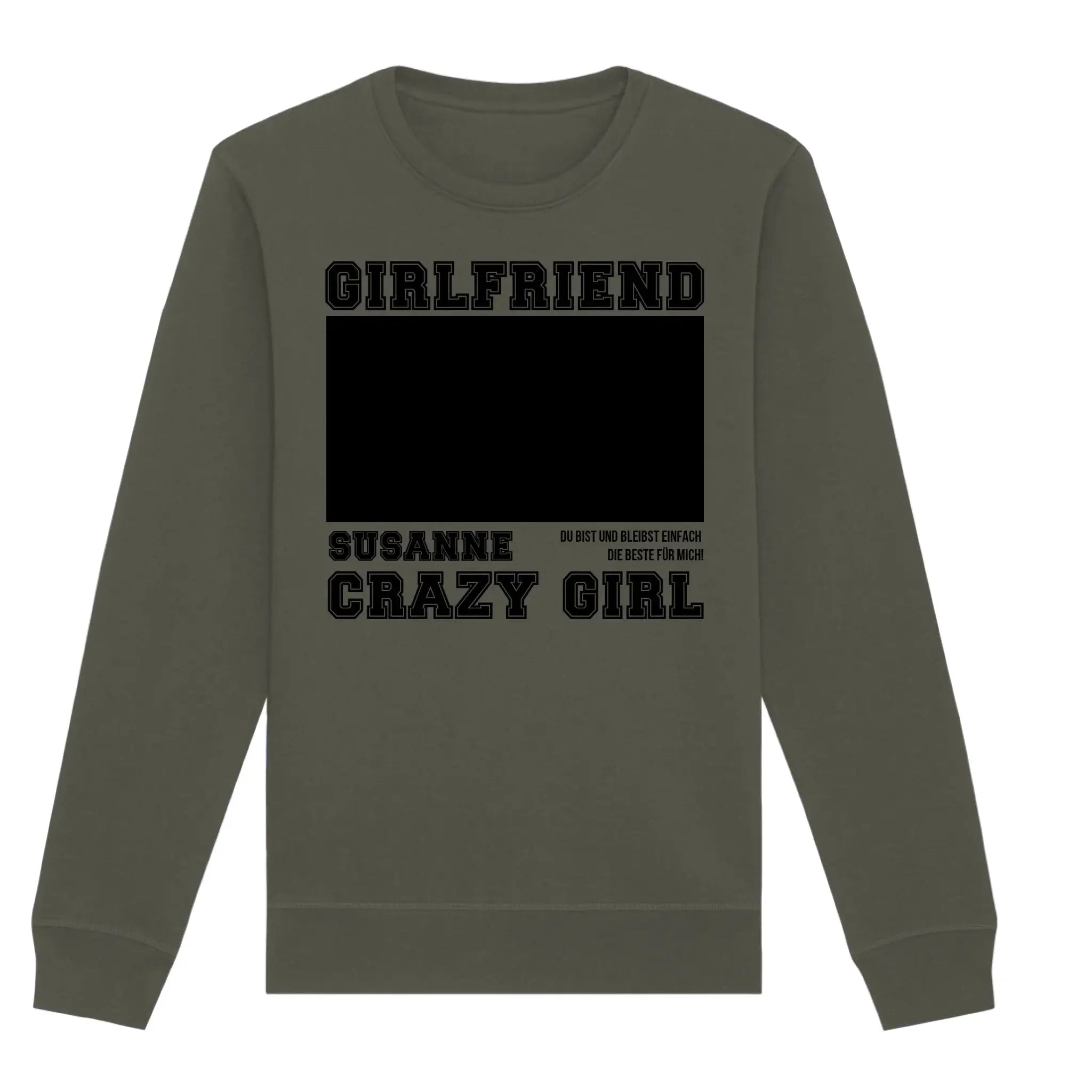 Olivegrüner langarm sweatshirt mit schwarzem blockschriftprint und zentralem rechteckigem leerfeld personalisierbar