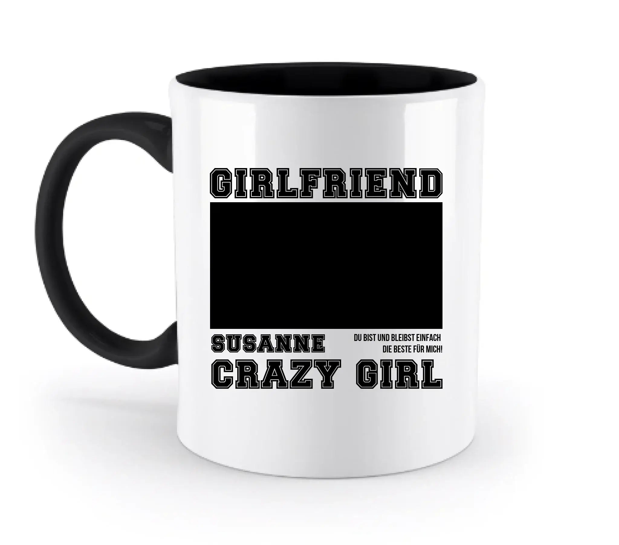 Weiße keramiktasse mit schwarzem griff und innenraum mit boldem schwarzem text girlfriend und personalisierbarem feld