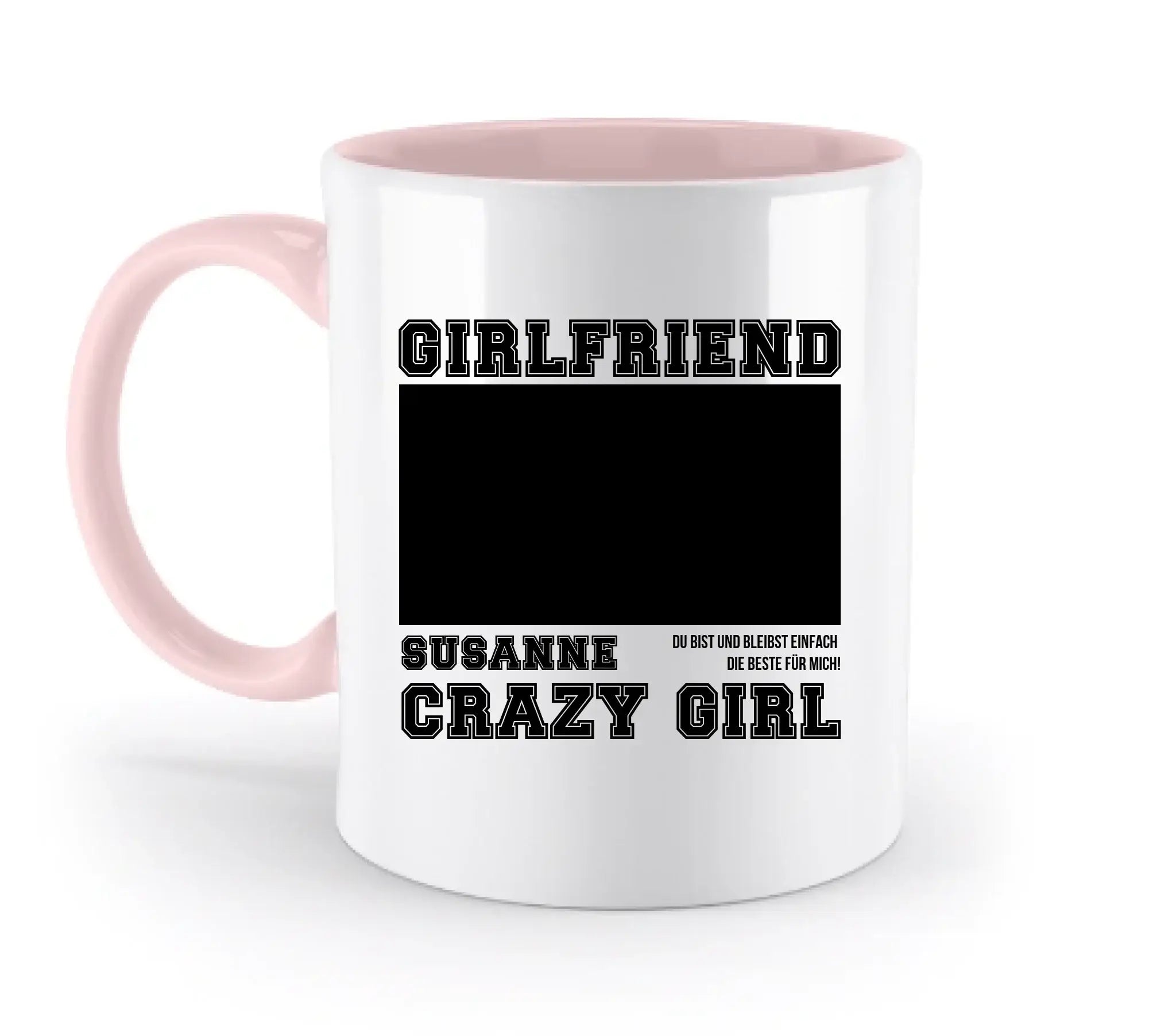 Weiße keramiktasse mit pinkem griff und innenraum mit schwarz gedrucktem text freundin und name susanne crazy girl
